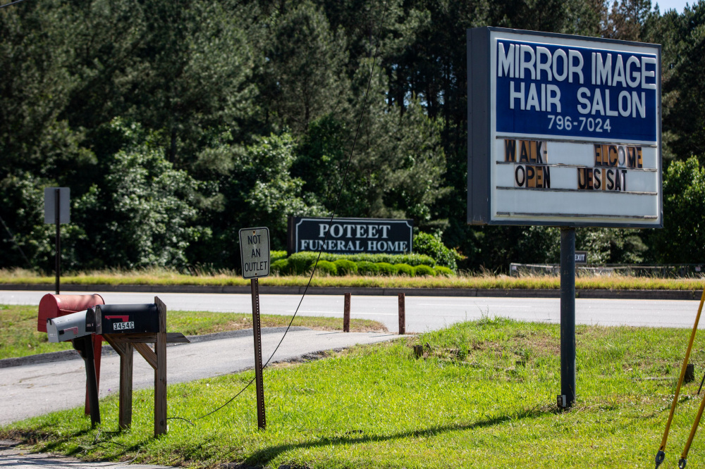Объявление об открытии парикмахерского салона, штат Джорджия, США. Фото REUTERS/Maranie Staab/Scanpix/LETA 