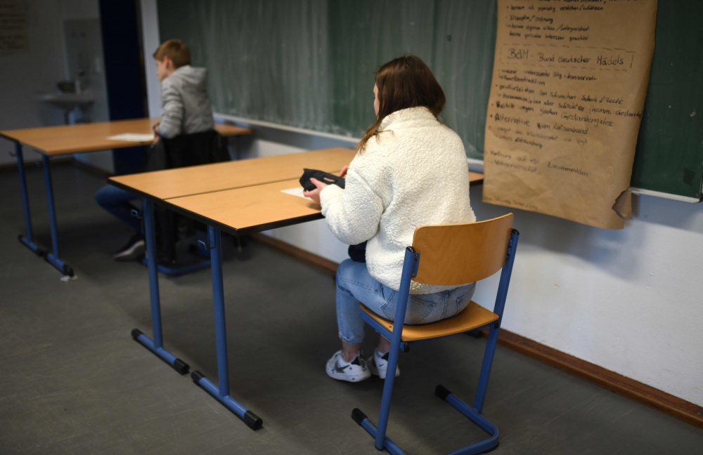 Школьники во время выпускного экзамена в одной из школ Дортмунда соблюдают социальную дистанцию. Фото: INA FASSBENDER / TASS / Scanpix / Leta