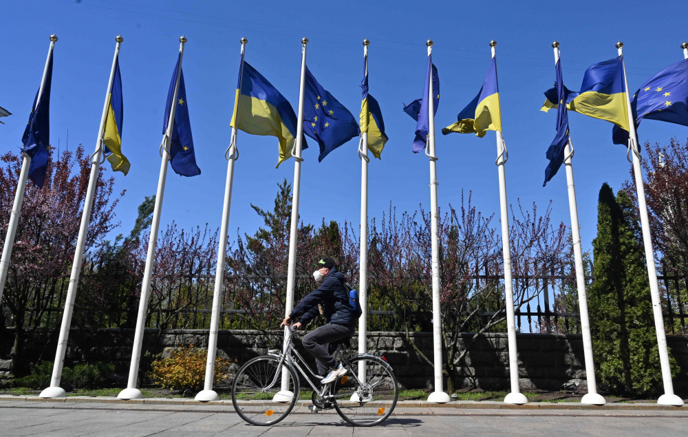 Флаги Украины и ЕС перед зданием администрации президента в Киеве. Фото Photo by Sergei SUPINSKY/AFP/Scanpix/LETA