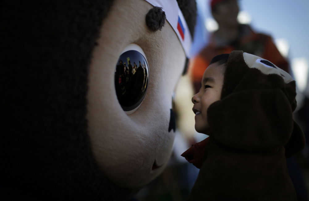 Ребенок и фигура Чебурашки. Фото: Eugene Hoshiko / TASS / Scanpix / Leta