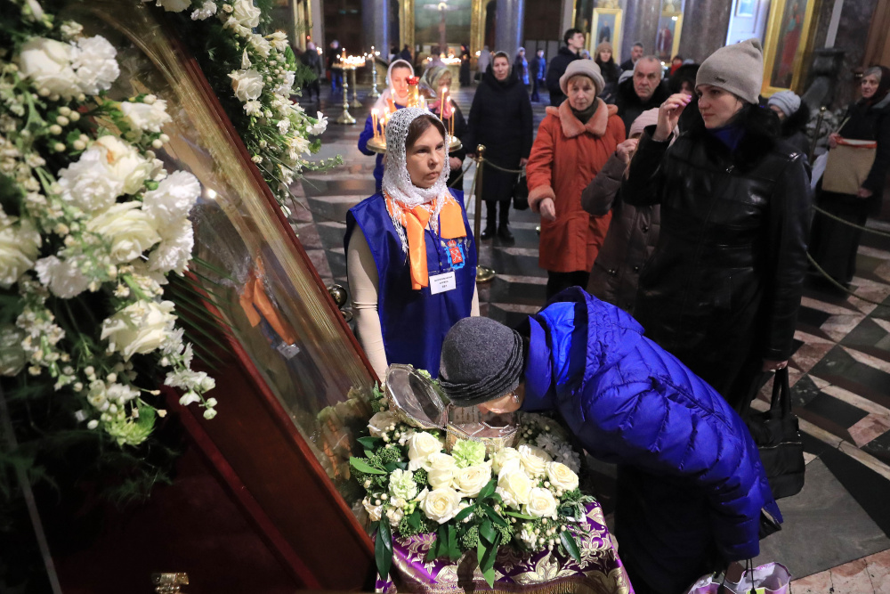 Верующие целуют ковчег с частицами мощей Иоанна Крестителя в Казанском кафедральном соборе Санкт-Петербурга. Фото Peter Kovalev/TASS/Scanpix/LETA