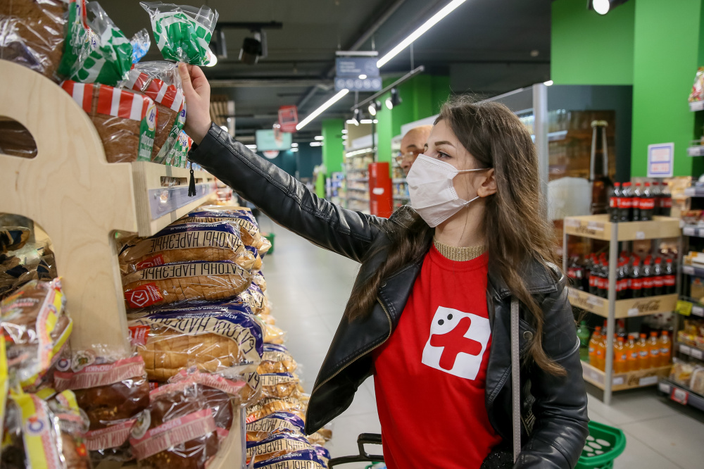 Полки с хлебобулочными изделиями в супермаркете. Фото: Dmitry Feoktistov / TASS / Scanpix / Leta