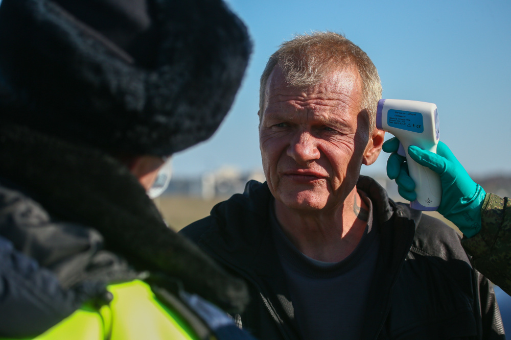 Измерение температуры у водителя, пересекающего Крымский мост. Фото: Sergei Malgavko / TASS / Scanpix / Leta