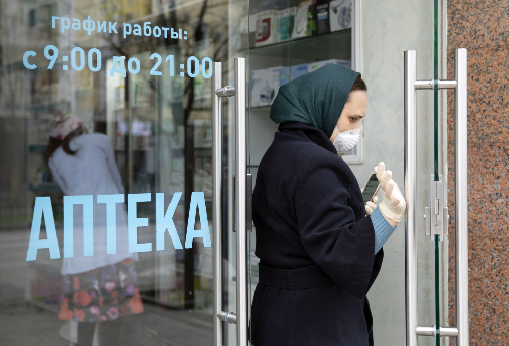 Женщина выходит из аптеки в Грозном. Фото: Yelena Afonina / TASS / Scanpix / Leta