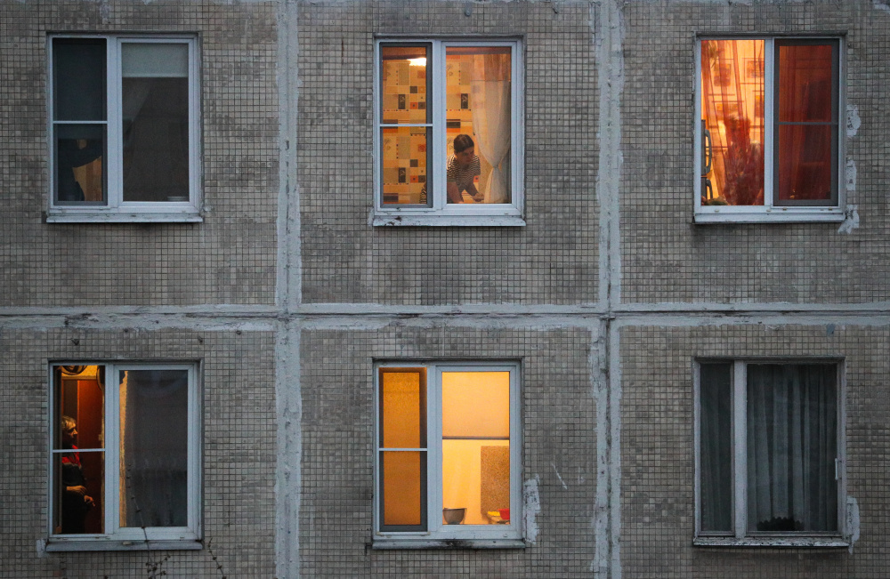 Женщина в окне. Фото: Gavriil Grigorov / TASS / Scanpix / Leta