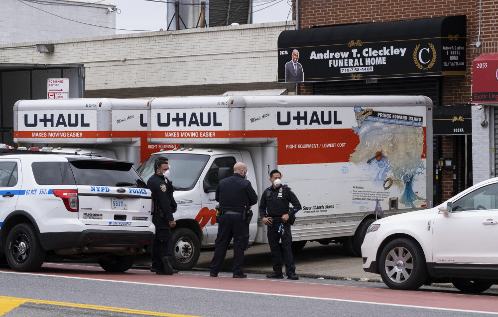 Грузовики с телами, найденные в Нью-Йорке. Фото AP Photo/Scanpix/Leta