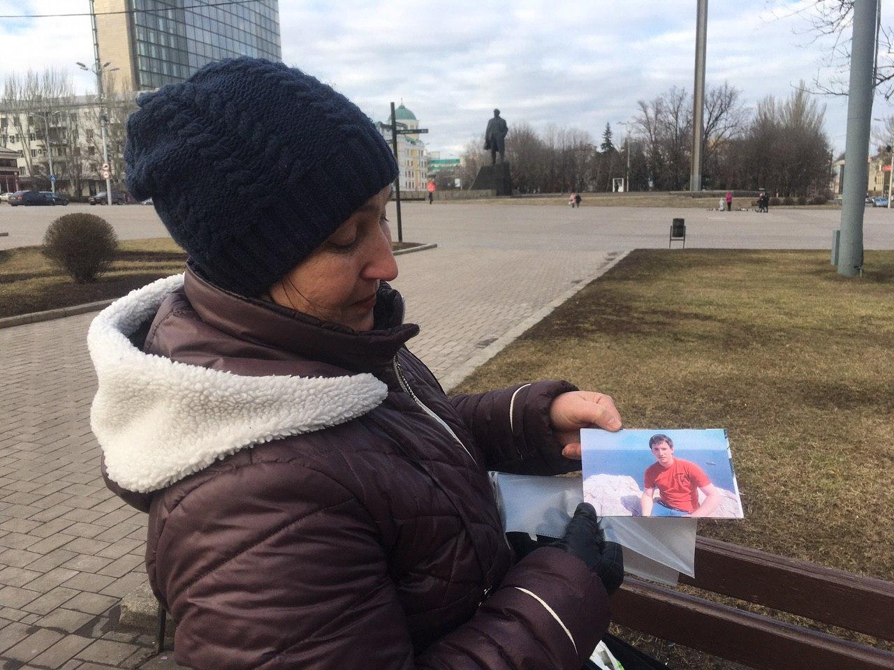 Татьяна Станиславовна Подвезко в Донецке на площади Ленина демонстрирует фото арестованного сына. Фото Spektr.Press