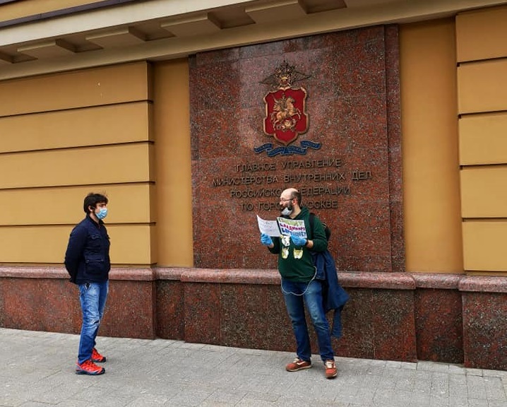 Илья Азар на одиночном пикете. Фото: страница Михаила Бирюкова в фейсбуке