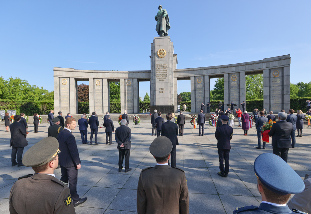 Украинские солдаты принимают участие в торжествах по случаю 75-й годовщины окончания Второй мировой войны у Мемориала советских войск в парке Тиргартен в Берлине. Фото: FABRIZIO BENSCH / TASS / Scanpix / Leta