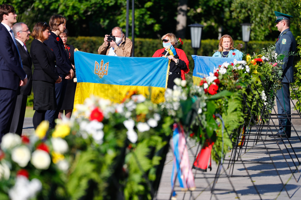 Сотрудники украинского посольства возлагают цветы в честь 75-й годовщины окончания Второй мировой войны у Мемориала советских военных действий в парке Тиргартен в Берлине. Фото: FABRIZIO BENSCH / TASS / Scanpix / Leta