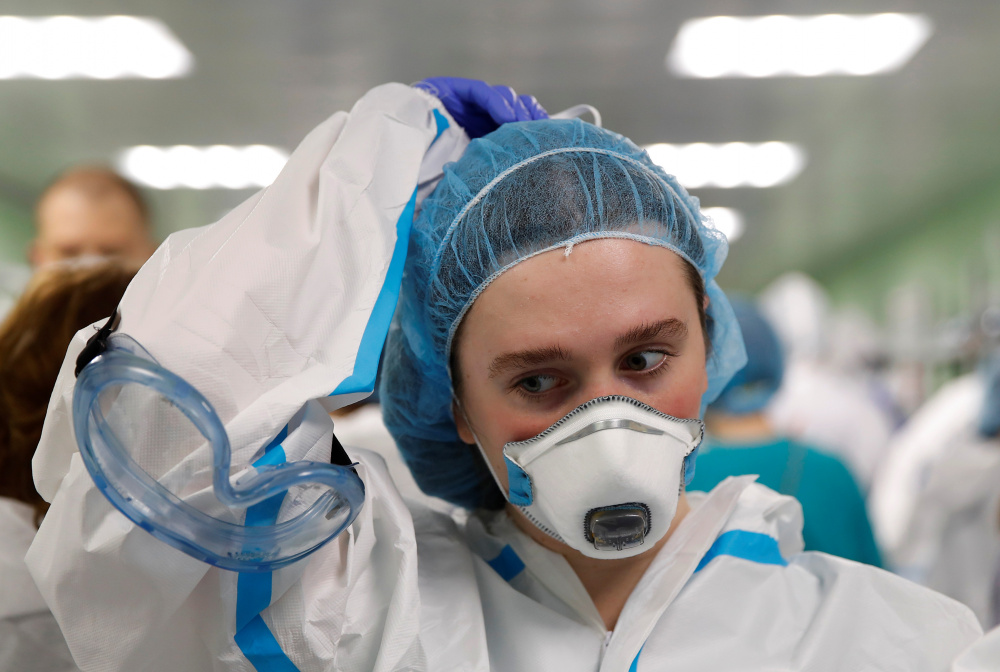 Медицинский работник, ухаживающий за больными с коронавирусом. Фото: MAXIM SHEMETOV / TASS / Scanpix / Leta