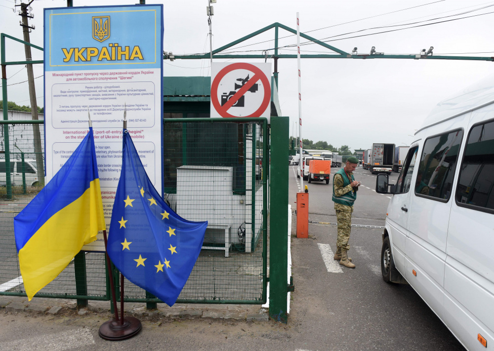Пограничный пункт пропуска Шегини, Львовская область. Фото AFP / Yuri DYACHYSHYN/Scanpix/LETA

