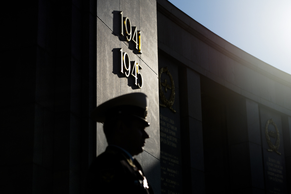 Руcский солдат у мемориала. Фото: Markus Schreiber / TASS / Scanpix / Leta