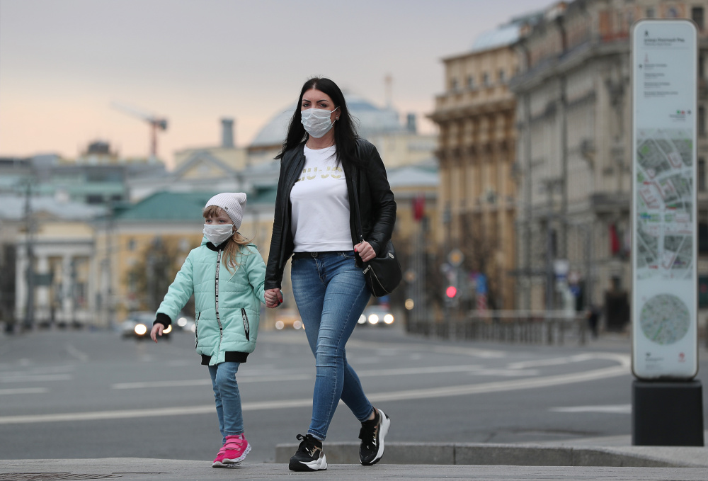 Женщина в с ребенком на улице Москвы. Фото: Vladimir Gerdo / TASS / Scanpix / Leta