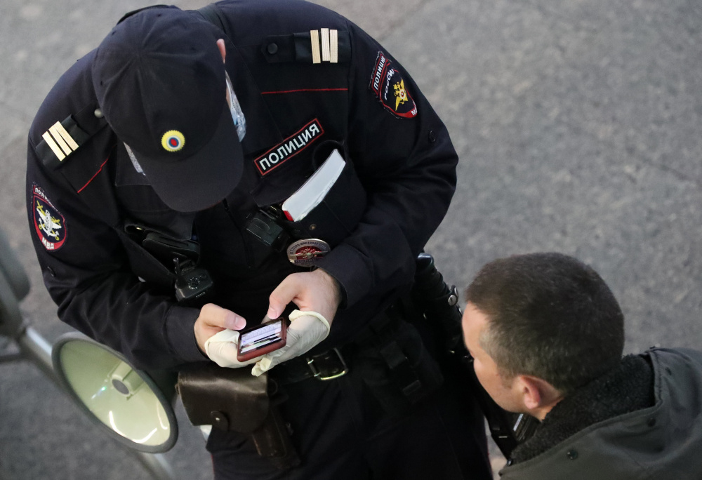 Полицейский общается с гражданином. Фото: Vladimir Gerdo / TASS / Scanpix / Leta