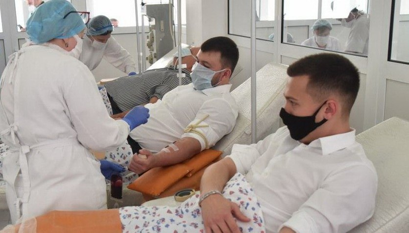 Глава ДНР Денис Пушилин в маске (в центре) сдает кровь. Фото из его телеграм-канала t.me/pushilindenis