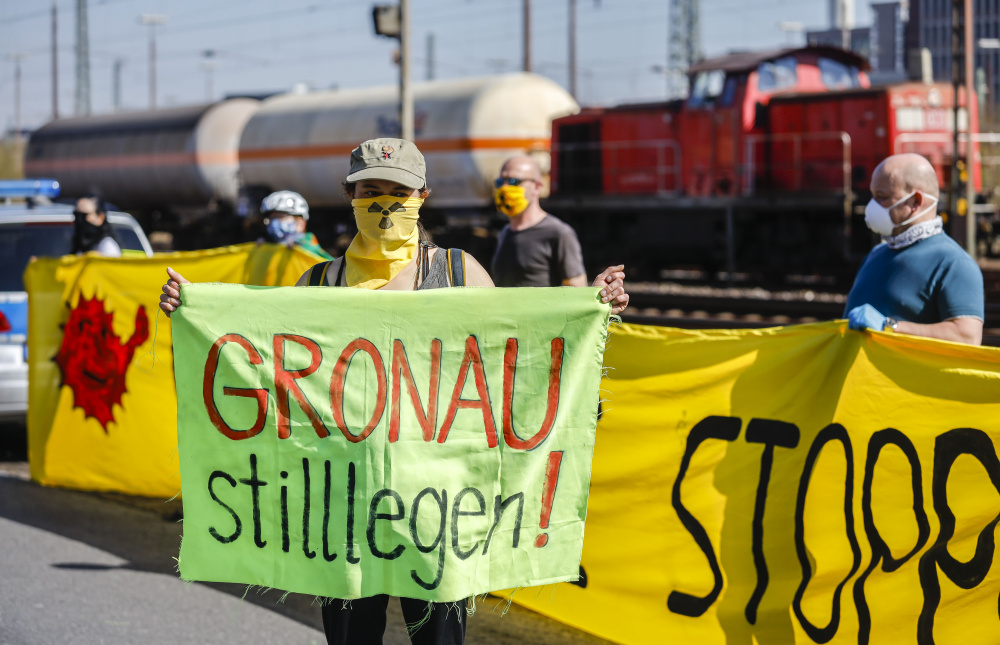 Активисты в Мюнстере выступают против транспортировки ядерных отходов из Германии в Россию, апрель 2020 г. Фото Caro / Oberhaeuser / TASS / Scanpix / Leta