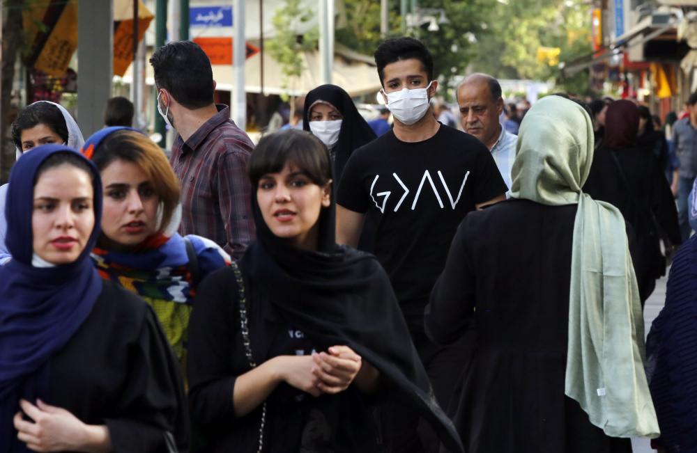 Прохожие на улицах Тегерана. Фото ABEDIN TAHERKENAREH/Scanpix/Leta