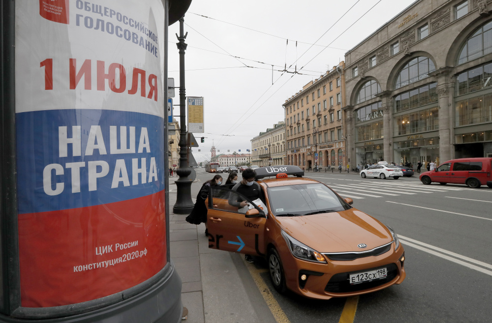Рекламный билборд в Санкт-Петербурге. Фото ANATOLY MALTSEV / TASS / Scanpix / Leta