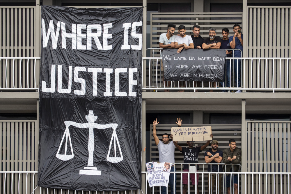 «Где правосудие» – такой баннер помимо прочих вывесили на балконах отеля в Брисбене беженцы. Фото GLENN HUNT/EPA/Scanpix/Leta