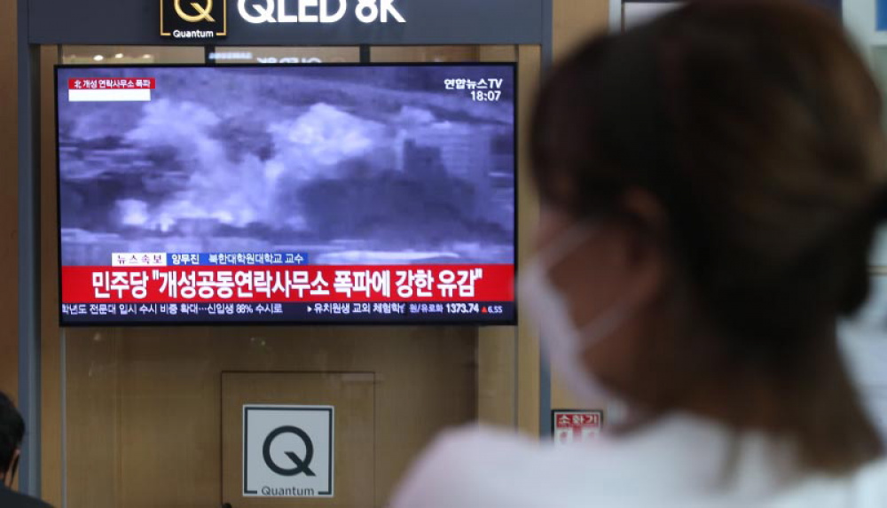Южнокорейское телевидение показывает подрыв межкорейского офиса в Кэсоне. Фото EPA/Scanpix/LETA