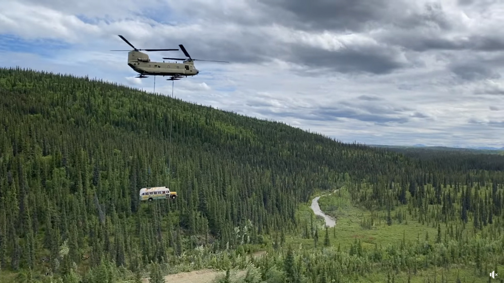 Автобус, в котором умер герой "В диких условиях" перевозят с помощью вертолета. Фото EPA/ALASKA NATIONAL GUARD/Scanpix/Leta