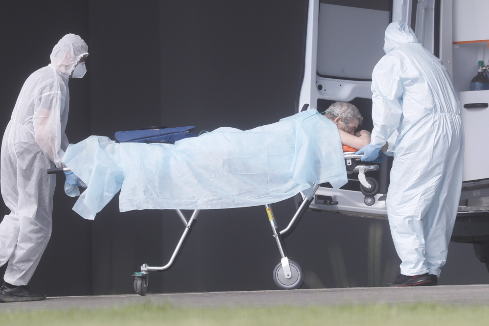 Медперсонал больницы в Коммунарке перевозят больного Covid-19, 19 июня 2020 года. Фото EPA/Scanpix/Leta