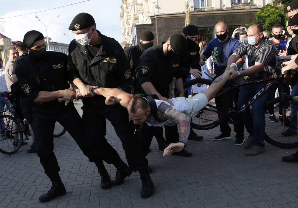 Сотрудники полиции задерживают участника митинга в Минске 19 июня 2020 года. Фото TATYANA ZENKOVICH/EPA/Scanpix/Leta