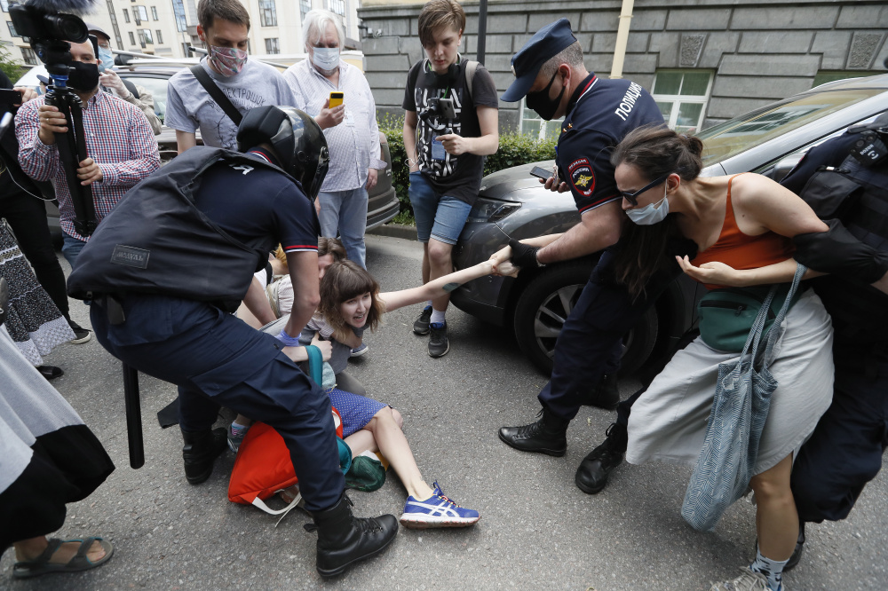 Задержание девушки после оглашения приговора по делу «Сети» в Санкт-Петербурге. Фото ANATOLY MALTSEV / TASS / Scanpix / Leta