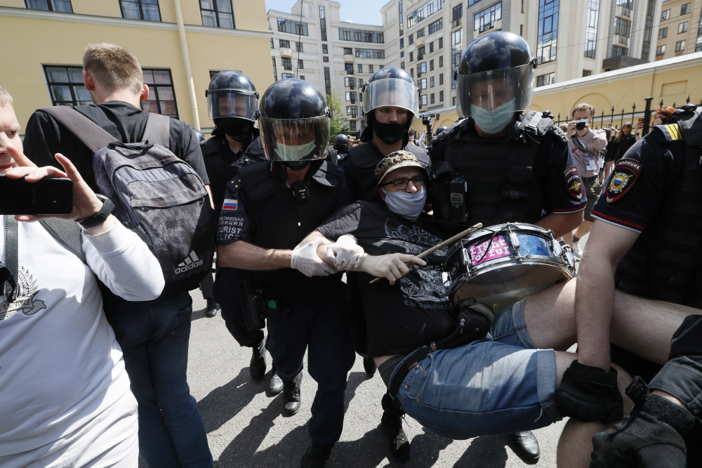 Полиция задержала активиста у здания суда, где огласили приговор фигурантам дела "Сети". Фото ANATOLY MALTSEV/EPA/Scanpix/Leta 