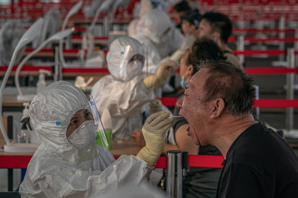 Мужчину тестируют на наличие коронавируса в Пекине. 24 июня 2020 года. Фото ROMAN PILIPEY/EPA/Scanpix/Leta 