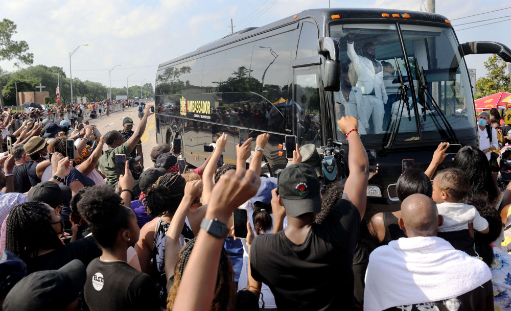 Участники акций протеста против расизма и полицейского произвола провожают автобус с близкими Джорджа Флойда. Фото Mario Tama/Getty Images/AFP/Scanpix/Leta