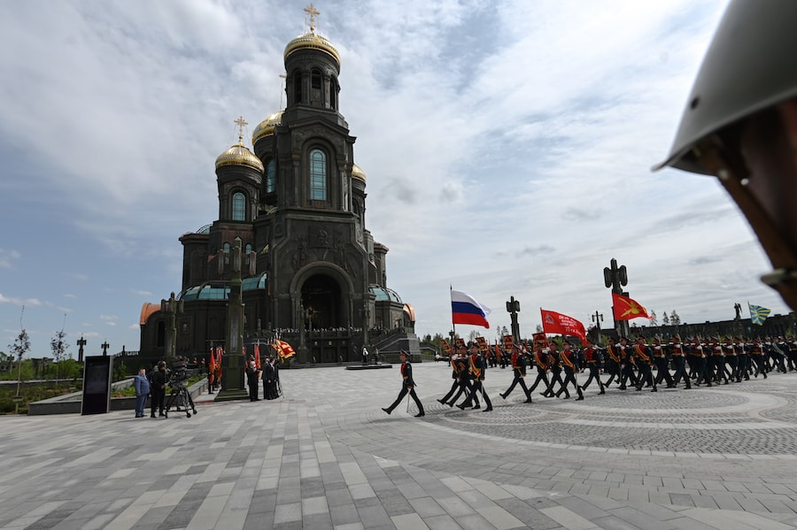 Парад знамен перед зданием храма. Фото Пресс-служба Патриарха Московского и всея Руси
