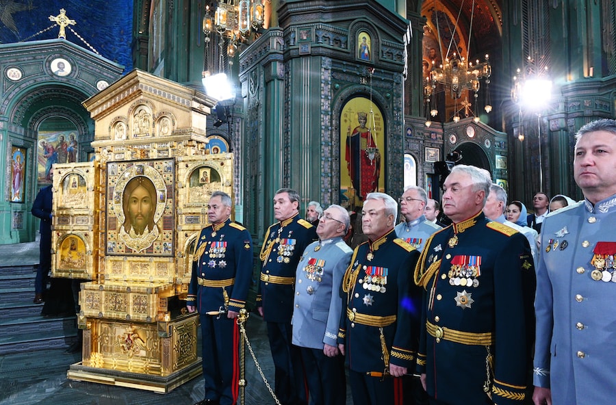 Военнослужащие на богослужении. Фото Пресс-служба Патриарха Московского и всея Руси