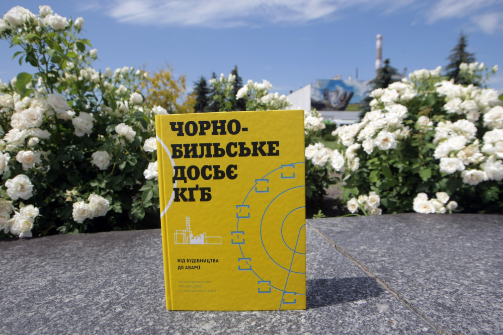 Вторая книга сборника «Чернобыльское досье КГБ. От строительства до аварии». Фото Evgen Kotenko / TASS / Scanpix / Leta