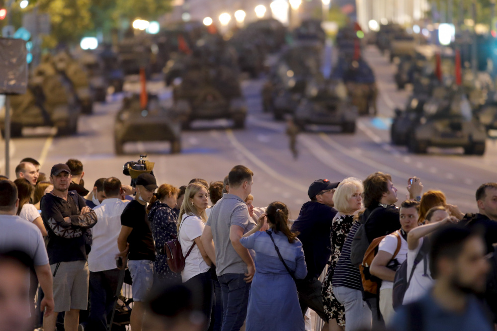 Прохожие в Москве смотрят репетицию парада Победы. 19 июня 2020 года. Фото PPI via ZUMA Wire/Scanpix/Leta