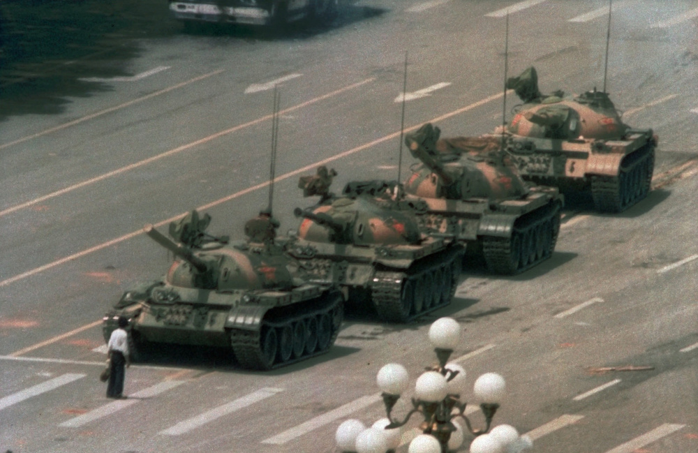 Участник протестного движения перед танками на площади Тяньаньмэнь. 5 июня 1989 года. Фото Jeff Widener/AP/Scanpix/Leta