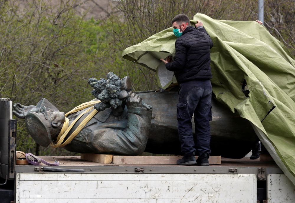 Демонтаж памятника Коневу. Фото David W Cerny/Reuters/Scanpix/Leta 