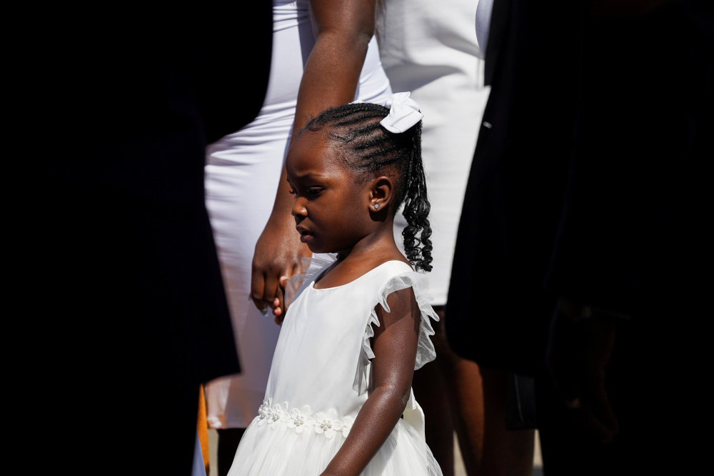 Жители Хьюстона вместе с детьми пришли попрощаться с Джорджем Флойдом. Фото Go Nakamura/REUTERS/Scanpix/Leta