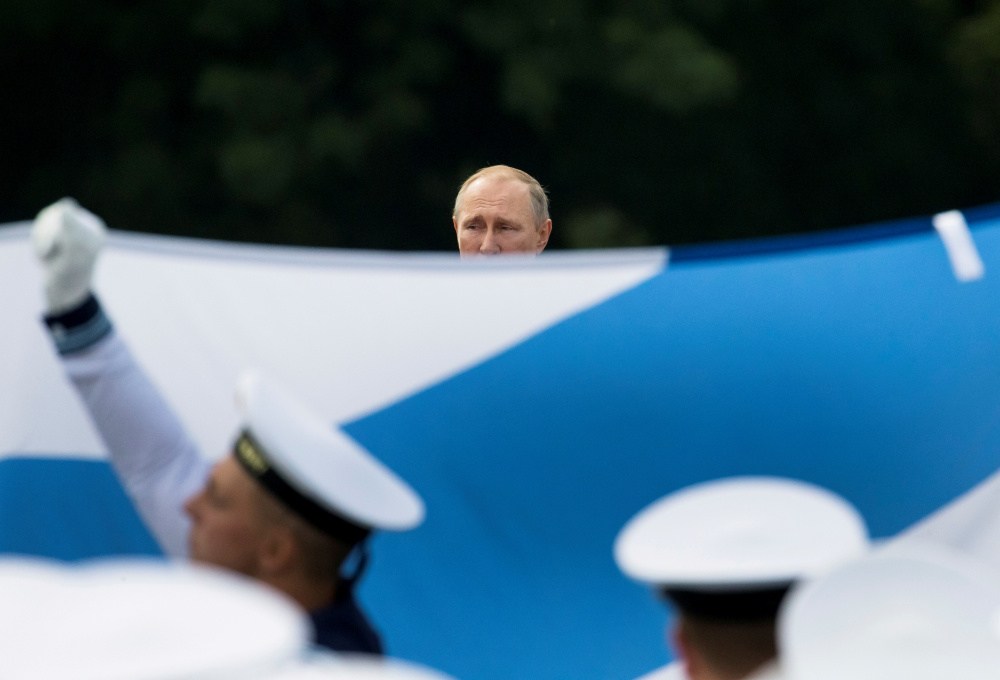 Владимир Путина наблюдает за поднятеим флага. Фото POOL New / TASS / Scanpix / Leta