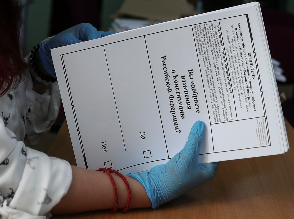Членов избиркома обязали носить перчатки во время голосования по Конституции. Фото REUTERS/Scanpix/Leta