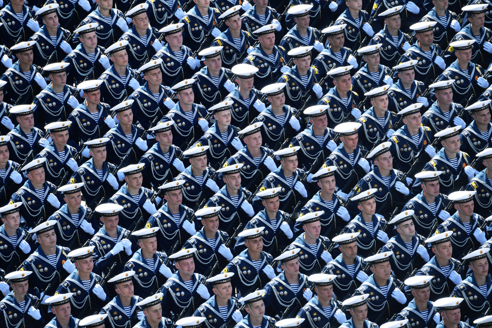 Российские моряки маршируют на параде Победы 24 июня 2020 года. Фото Mikhail Voskresenskiy via REUTERS/Scanpix/Leta