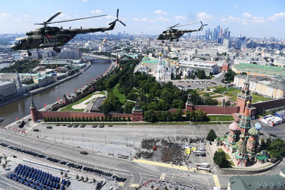 Российские вертолеты Ми-8 пролетают над Красной площадью 24 июня 2020 года. Фото Alexey Maishev via REUTERS/Scanpix/Leta