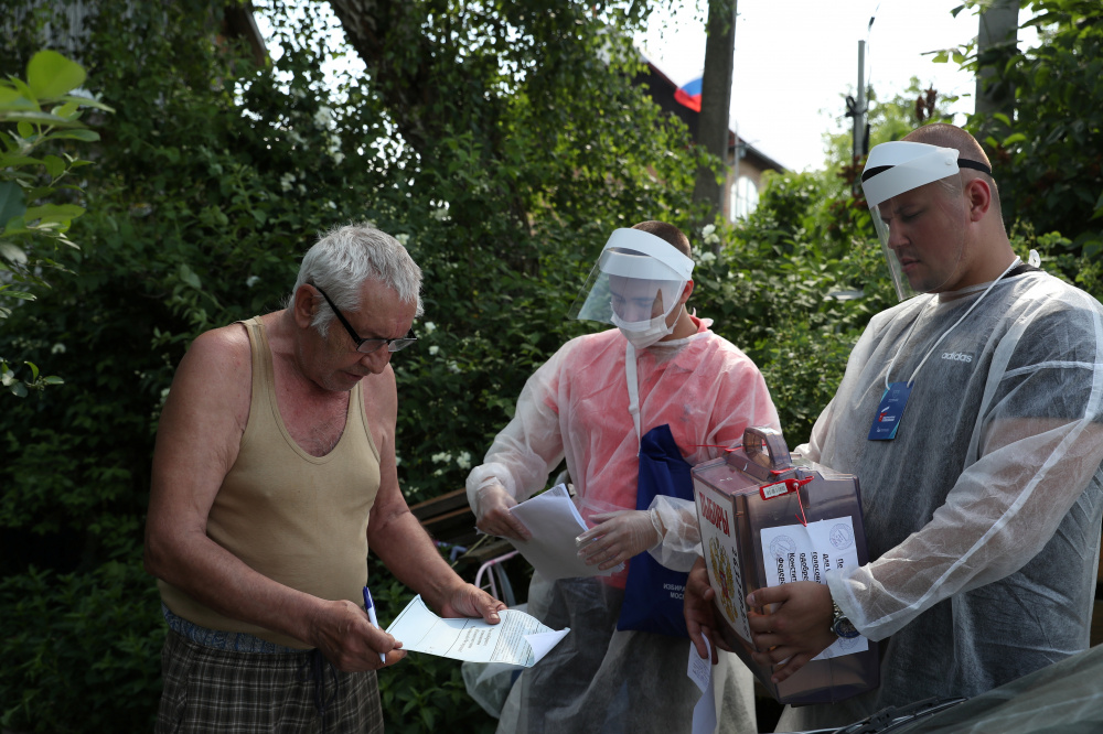 А так голосовали в Московской области – практически, не отходя от дачи. Фото Evgenia Novozhenina/REUTER/Scanpix/Leta 