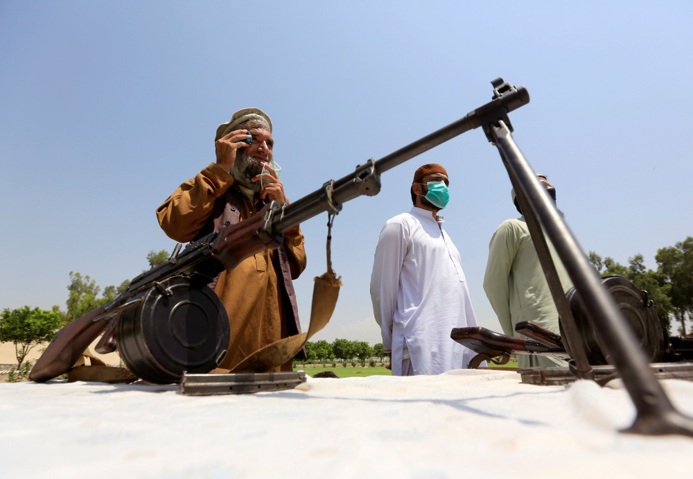 Боевики «Талибана» сдают свое оружие во время церемонии примирения в Джелалабаде. Фото REUTERS/Scanpix/Leta