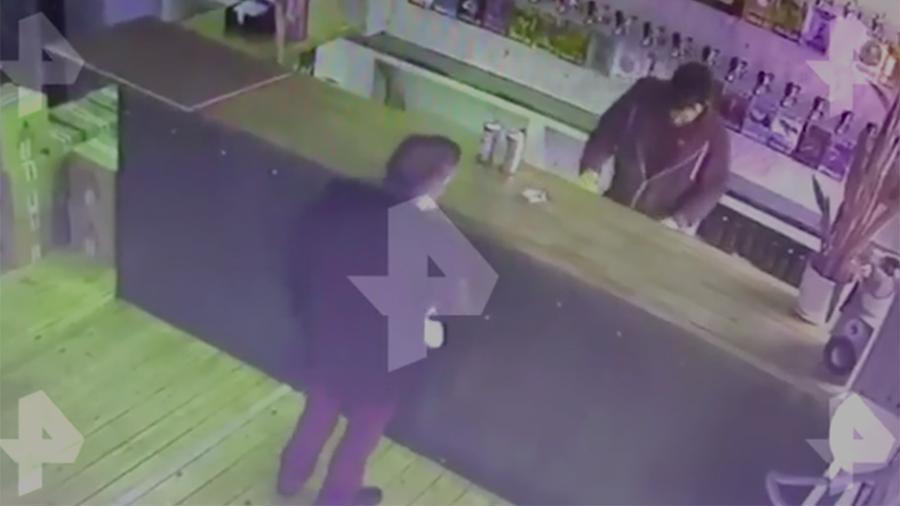 Ефремов закупается алкоголем недалеко от «Современника». Скриншот видео РЕН ТВ.