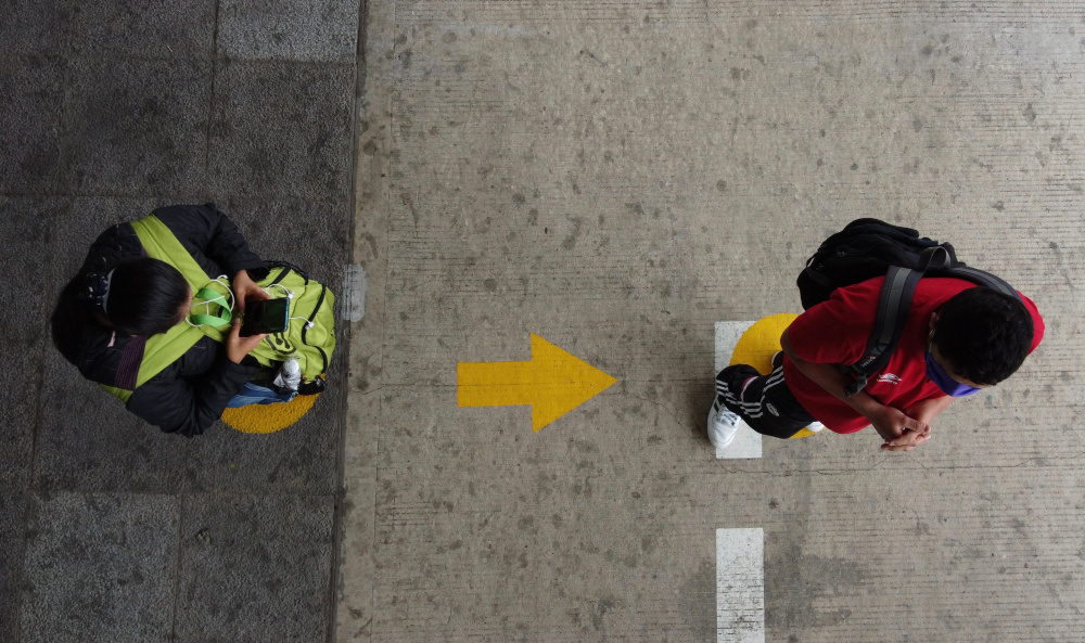 Для жителей Киото (Эквадор) сделали разметку для соблюдения социальной дистанции на автобусной остановке. Фото Rodrigo BUENDIA / AFP/ Scanpix/ Leta 
