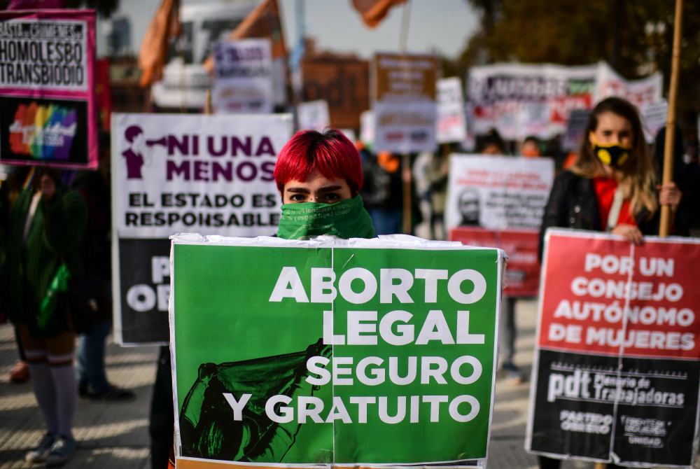 «Аборт легальный, безопасный и бесплатный» – с такими лозунгами выходят на акции протеста жительницы Эквадора во время пандемии коронавируса. Фото Ronaldo SCHEMIDT / AFP/ Scanpix/Leta