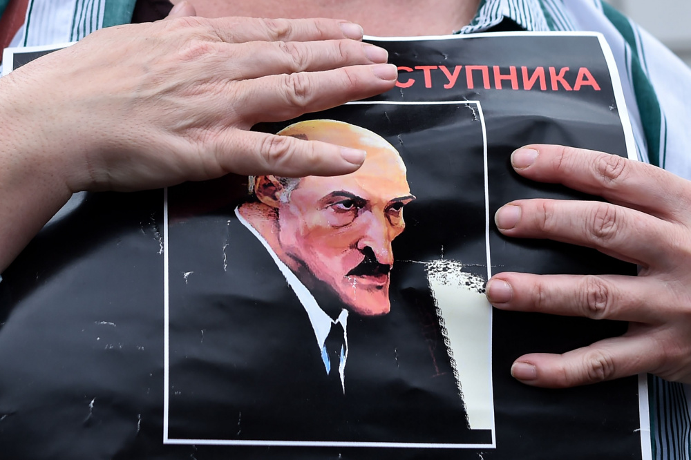 Одна из участниц сбора подписей в поддержку оппозиционных кандидатов в президенты Беларуси. Фото Sergei GAPON / AFP/Scanpix/Leta 