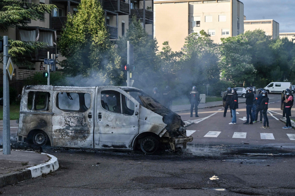 Участники беспорядков в Дижоне подожгли автомобиль. Фото PHILIPPE DESMAZES / AFP/Scanpix/Leta